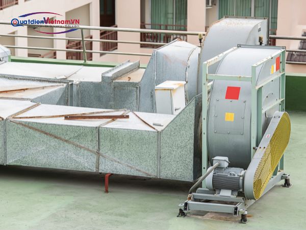 Vị trí lắp đặt quạt ly tâm cần bằng phẳng, đảm bảo an toàn