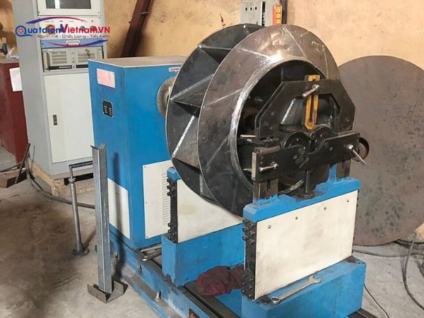 Tháo cánh quạt ly tâm vệ sinh và sửa chưa