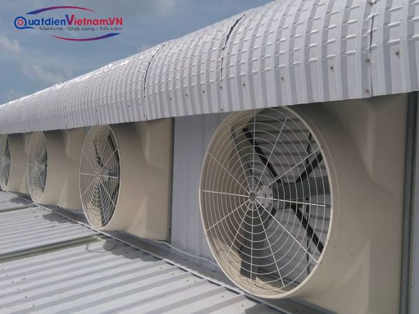 Quạt thông gió được bảo vệ bởi mái che